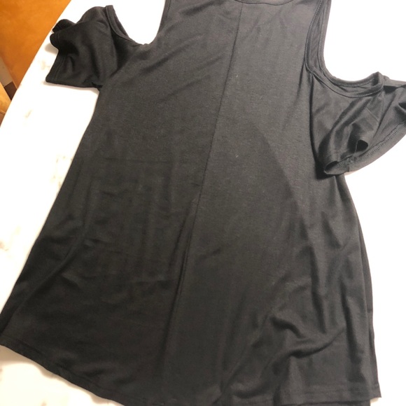 Cold shoulder black tee - Picture 4 of 5